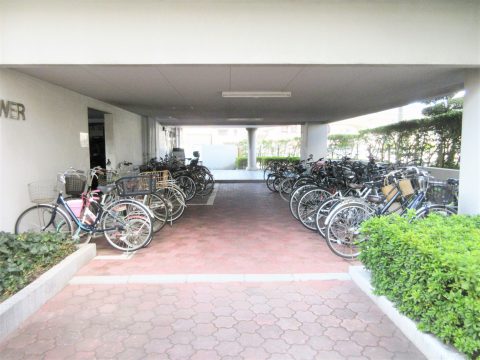 駐輪場(エントランス横)